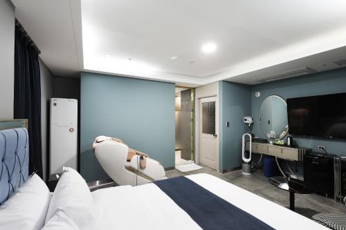 a hospital room with a bed and a mirror at El Tower Hotel in Gunsan