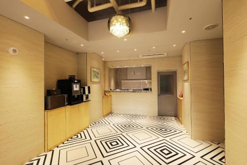 un couloir avec une cuisine et une chambre avec un étage dans l'établissement El Tower Hotel, à Gunsan