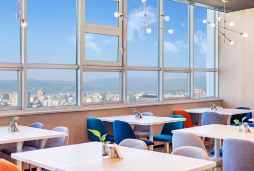 A restaurant or other place to eat at Holiday Inn Express Hangzhou Westlake East, an IHG Hotel