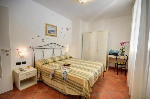 Tempat tidur dalam kamar di Residence Villa Andrea