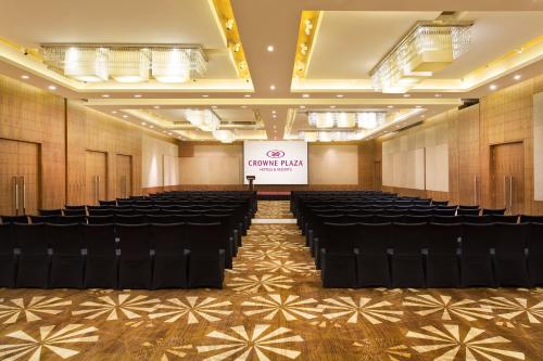 Crowne Plaza Greater Noida by IHGにあるビジネスエリアまたは会議室