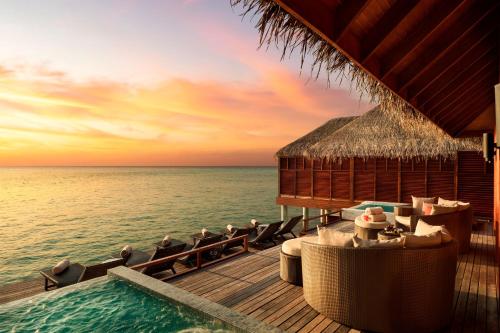 een resort met een zwembad en de oceaan bij Anantara Dhigu Maldives Resort - Special Offer On Transfer Rates For Summer 2024 in South Male Atoll