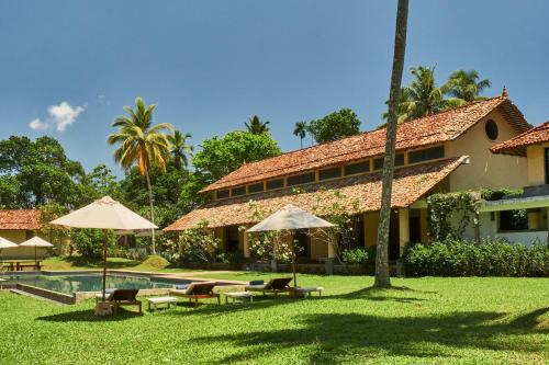 ウェリガマにあるSamadara Estate, Midigamaのリゾート(プール、椅子、パラソル付)