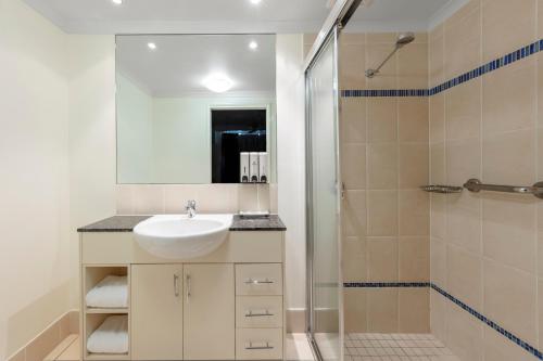 A bathroom at Park Regis City Quays