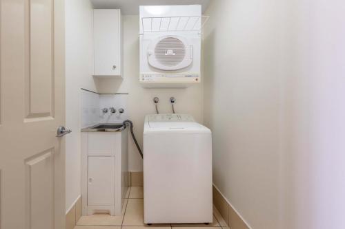 A kitchen or kitchenette at Piermonde Apartments Cairns
