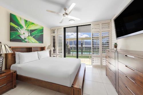 Säng eller sängar i ett rum på Piermonde Apartments Cairns