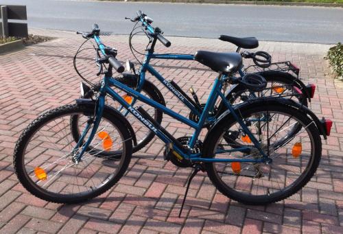 two bikes parked next to each other on a brick street at Haus Tertius - Strand- und hafennahe ruhige Ferienwohnung in Büsum
