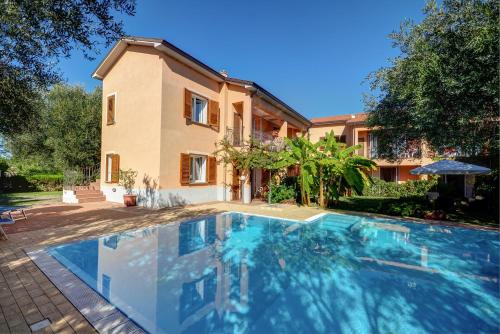 dom z basenem przed domem w obiekcie Residence Villa Andrea w mieście Marina di Camerota