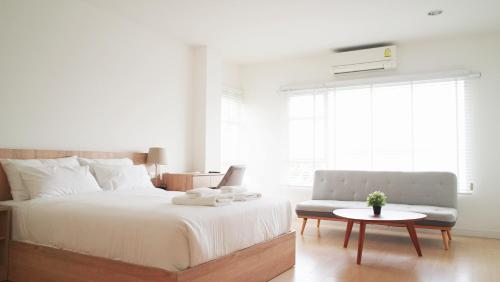 เตียงในห้องที่ The White Garden Premier Saraburi