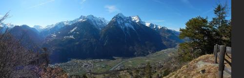 a view of a mountain range with a town in a valley at L Ame et Son du Coeur in Dorénaz