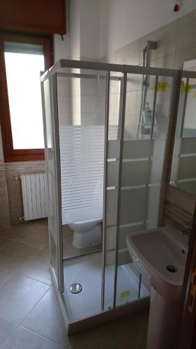y baño con ducha acristalada y lavamanos. en L'Isola di Romy, en Milán