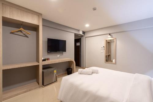 TV a/nebo společenská místnost v ubytování PLAAI Play Hotel