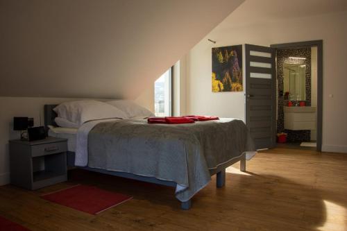 Uma cama ou camas num quarto em DOMINO-APARTAMENTY Red