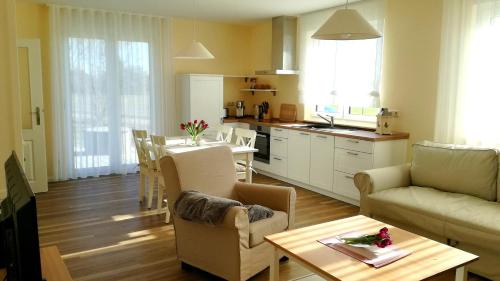 uma cozinha e sala de estar com um sofá e uma mesa em Ferienwohnung Luba Lipa em Drachhausen