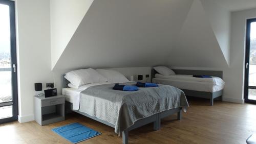 Voodi või voodid majutusasutuse DOMINO-APARTAMENTY Blue toas