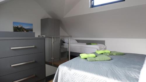 - une chambre avec 2 lits et des serviettes vertes dans l'établissement DOMINO-APARTAMENTY Green, à Krościenko nad Dunajcem