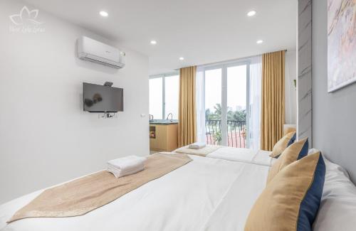 Gallery image of The Lakeview - West Lake Lotus Apartments in Hanoi