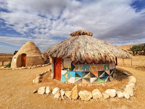 a small hut in the middle of the desert at Kibbutz Ketura Guest House in Naẖal Ya‘alon