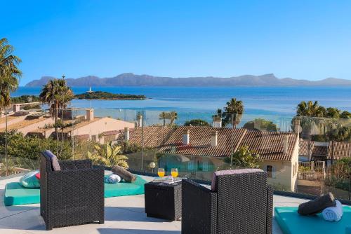 vistas al océano desde el patio de una villa en Nereo - Heatable Pool & Sea View, en Alcudia
