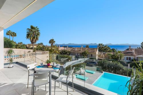 uitzicht op het zwembad vanaf het balkon van een huis bij Nereo - Heatable Pool & Sea View in Alcudia
