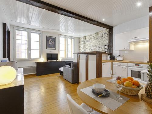 une cuisine avec une table avec un bol de fruits dessus dans l'établissement Casa CHIBERTA - Centre historique, à Bayonne