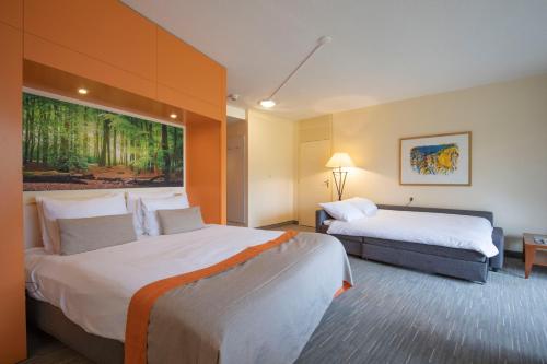 ein Hotelzimmer mit 2 Betten und einem Gemälde an der Wand in der Unterkunft Fletcher Hotel-Restaurant De Buunderkamp in Wolfheze