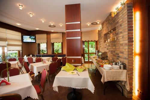 Willa Gryf tesisinde bir restoran veya yemek mekanı