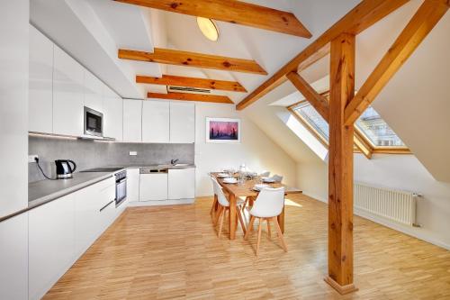 Küche/Küchenzeile in der Unterkunft Downtown Suites Kodanska