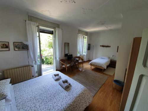 een slaapkamer met een bed met twee handdoeken erop bij B&B I Ghiri in Bergamo