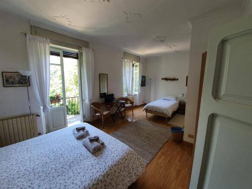 ein Schlafzimmer mit einem Bett mit zwei Handtüchern darauf in der Unterkunft B&B I Ghiri in Bergamo