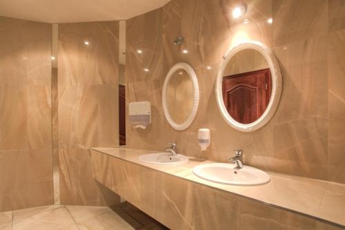 Kylpyhuone majoituspaikassa Hotel Korona