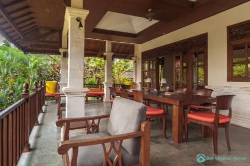 Εστιατόριο ή άλλο μέρος για φαγητό στο Treasure of Bali, 3BR villa, infinity pool, staff