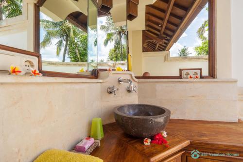 Φωτογραφία από το άλμπουμ του Treasure of Bali, 3BR villa, infinity pool, staff σε Mayong