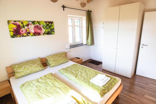 Ein Bett oder Betten in einem Zimmer der Unterkunft "Wohnen im Garten der Sinne"