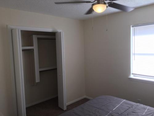 1 dormitorio con 1 cama y ventilador de techo en Fully furnished two bedroom apartment, en Lawton