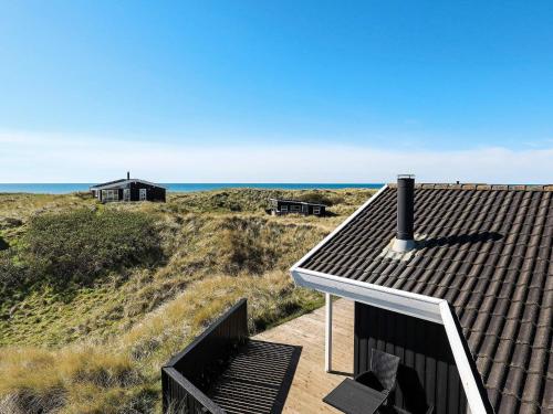 ロッケンにある6 person holiday home in L kkenの海を背景にした海辺の家