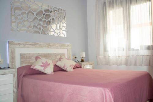 Un pat sau paturi într-o cameră la Apartamentos EL POSAERO