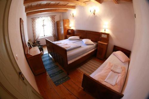別爾坦鄉的住宿－奧皮特姆旅館，卧室享有高空美景,配有两张床