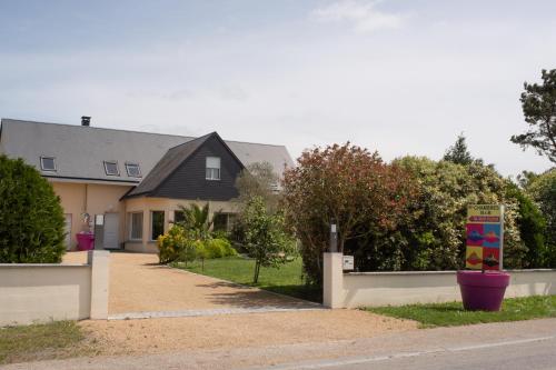 une maison avec un panneau en face d'une allée dans l'établissement Mon Saint Michel, à Ardevon