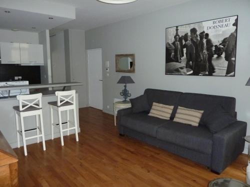un salon avec un canapé et une cuisine dans l'établissement LE GALET, à La Rochelle