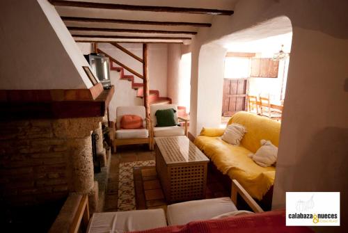 un soggiorno con divano e camino di Casa Rural Calabaza & Nueces a Cazorla