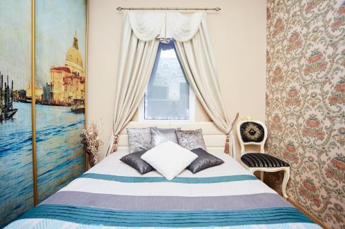 Un pat sau paturi într-o cameră la Terrace Garden Seaside Apartments