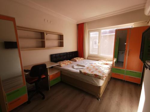 Un pat sau paturi într-o cameră la Çanakkale Kampüs Pansiyon