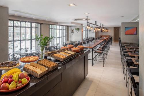 a buffet line with many different types of food at Intercity Curitiba Centro Cívico in Curitiba