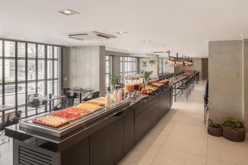 a buffet line with many different types of food at Intercity Curitiba Centro Cívico in Curitiba