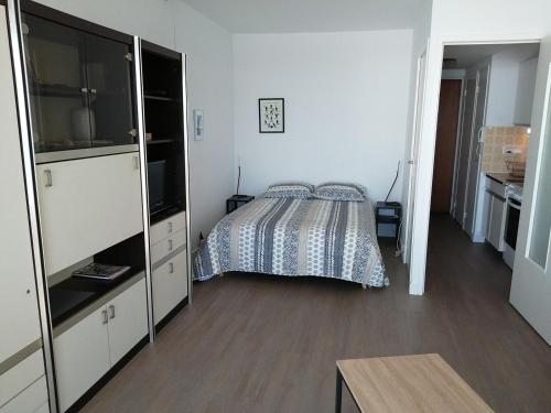 a bedroom with a bed and a dresser at Cap sur l'Océan pour 3 personnes in La Baule