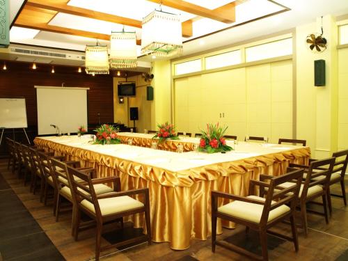 Baan Khaolak Beach Resort في خاو لاك: قاعة احتفالات كبيرة مع طاولة وكراسي طويلة