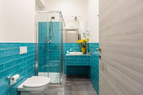 een blauwe badkamer met een toilet en een wastafel bij Donna Lena Relais Napoli in Napels