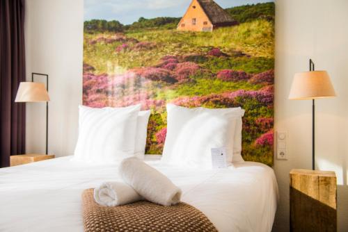 a hotel room with two beds and two lamps at Boutique Hotel De Smulpot in Den Burg