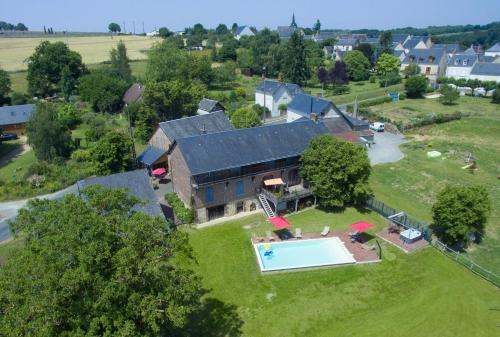 Bazén v ubytování La Haute Forge Maison d'Hôtes nebo v jeho okolí